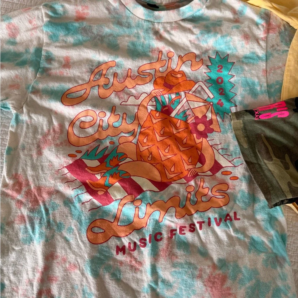 Bundle of 3 trendy t-shirts! - Picture 2 of 4